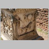 0953 ostia - regio ii - insula vii - sacello dell'ara dei gemelli (ii,vii,3) - altarstein romulus und remus - hier vor ort re seite.jpg